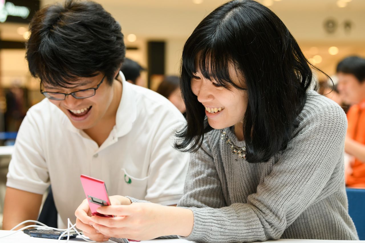 「おもいでケータイ再起動」でガラケーの再起動を喜ぶ人々