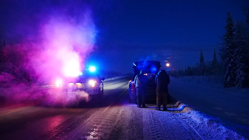 アラスカの道路で停止する2台のクルマ