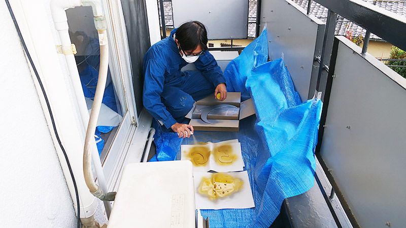 スプレーで樹脂板を塗装する地主