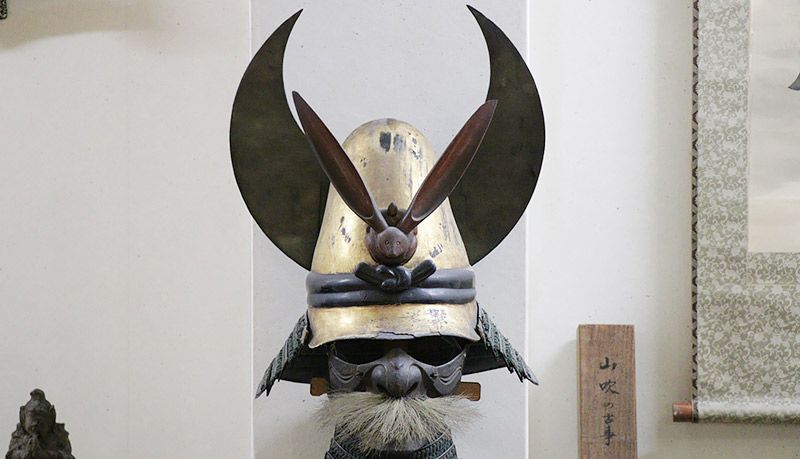 ウサギを模した前立の兜