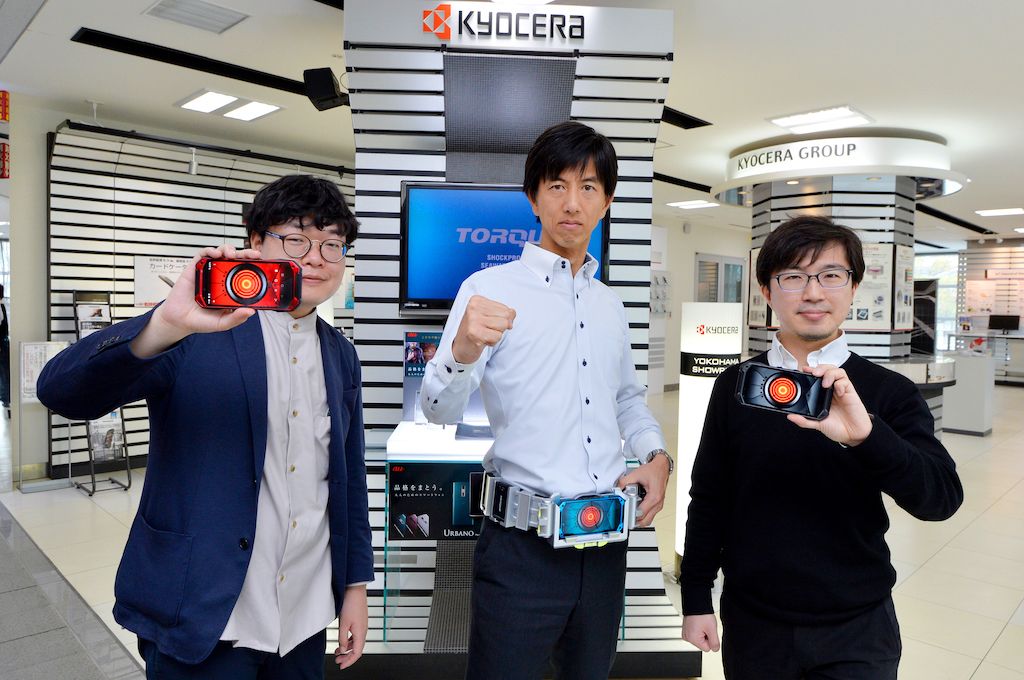 京セラTORQUE開発チームが「特撮ヒーロー風TORQUE G04ベルト」を装着