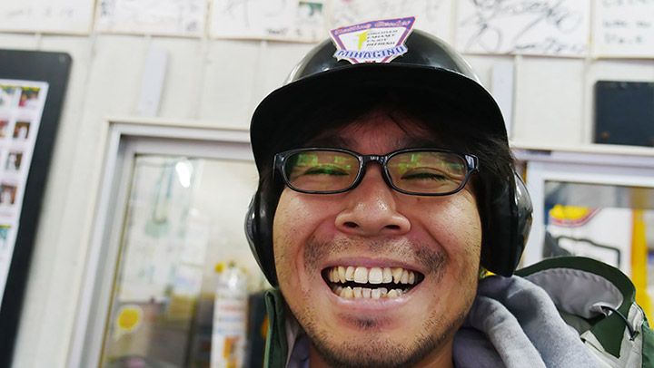 ヘルメットをかぶったまま笑顔になるライターの地主