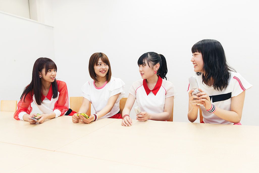 マイ・ファーストケータイの思い出を語るJuice=Juice・宮崎由加、金澤朋子、梁川奈々美、段原瑠々、こぶしファクトリーの5人