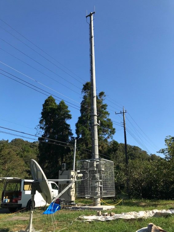 右の基地局に左の衛星回線システムをつないで通信を復旧させる