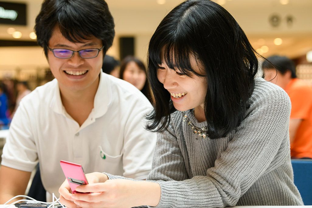 おもいでケータイ再起動でガラケーが再起動し喜ぶ参加者