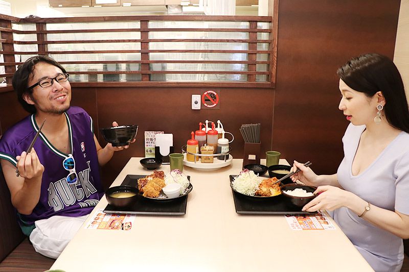 松乃家北小金店で食事をする鶴あいかと地主恵亮