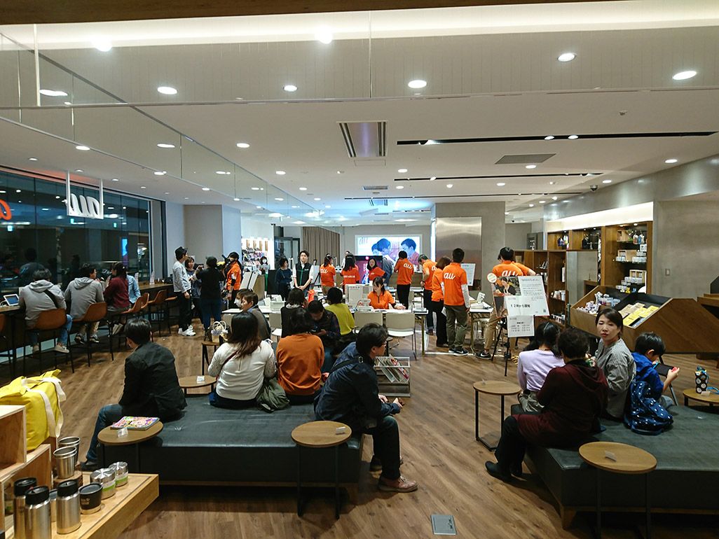 「おもいでケータイ再起動」で復活したガラケーに喜ぶ参加者