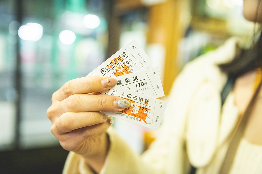 鷹巣駅で切符を持つ伊藤桃