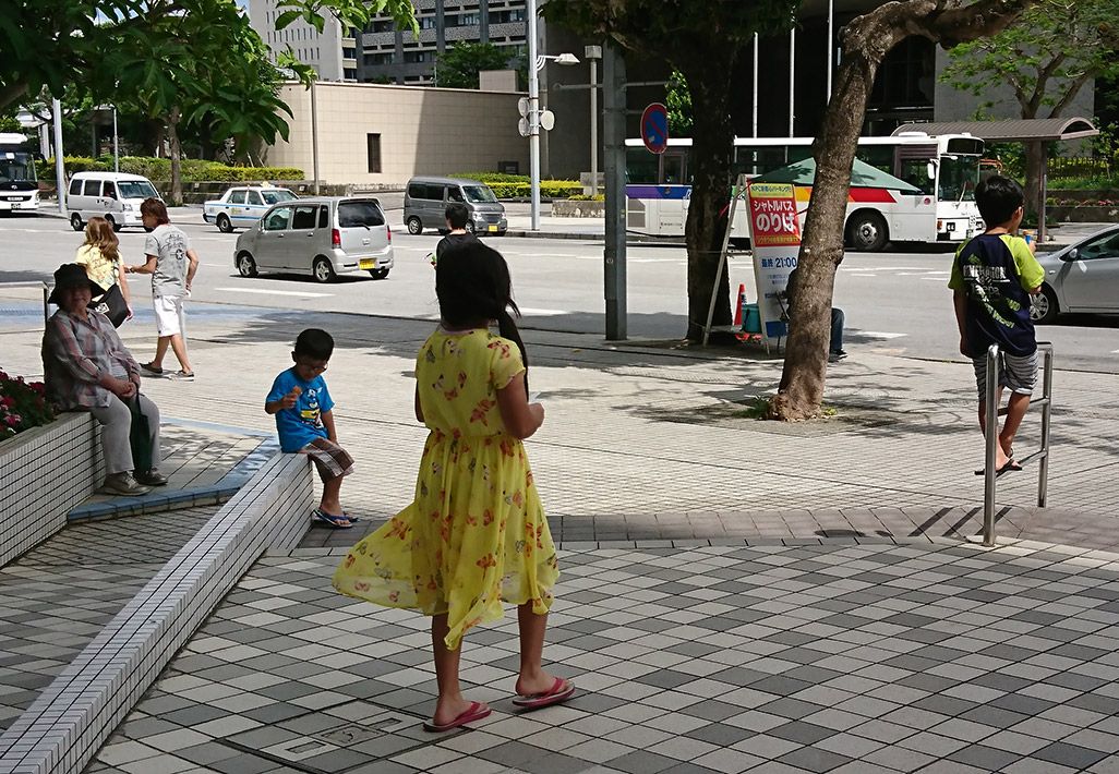 おもいでケータイ再起動in那覇の会場前でアイスを食べて和む子どもたち