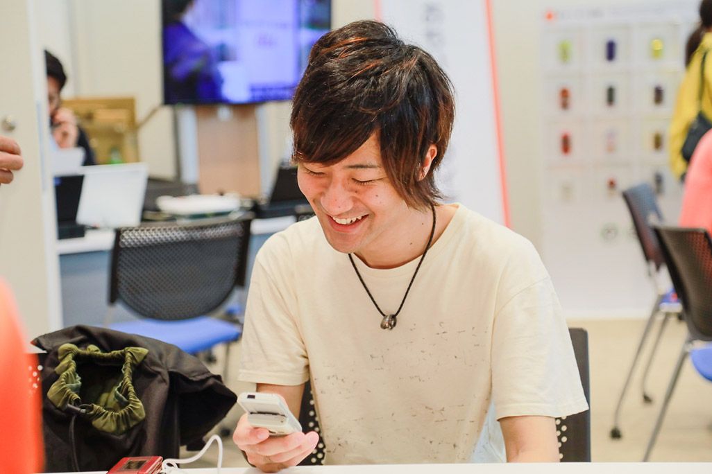 おもいでケータイ再起動で古いケータイがよみがえった男性