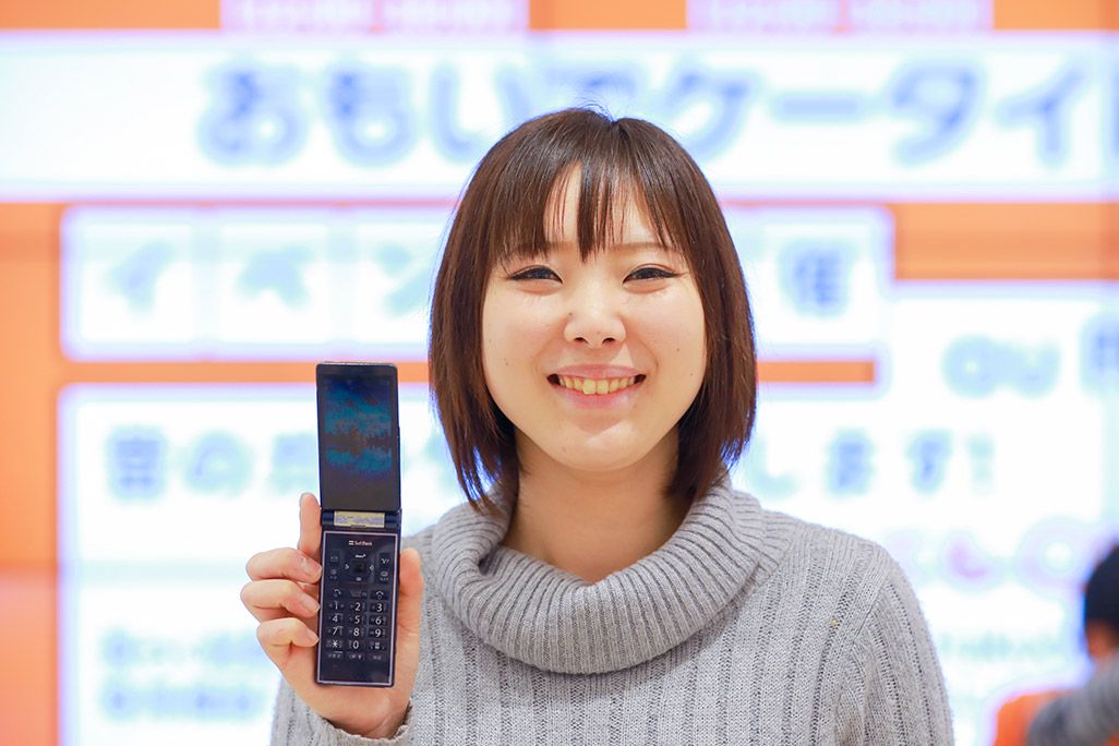 昔のケータイを再起動した女性