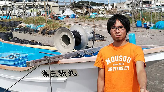 AQUOS senseを使用してNOインスタ映え写真を撮影する地主恵亮