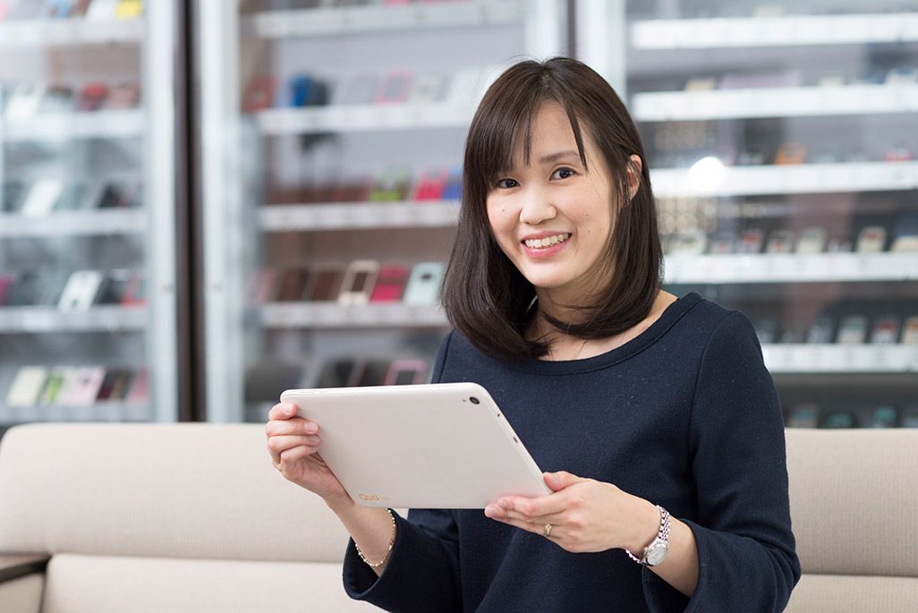 Qua tab QZ10について説明するauの広報担当の榊 香緒里