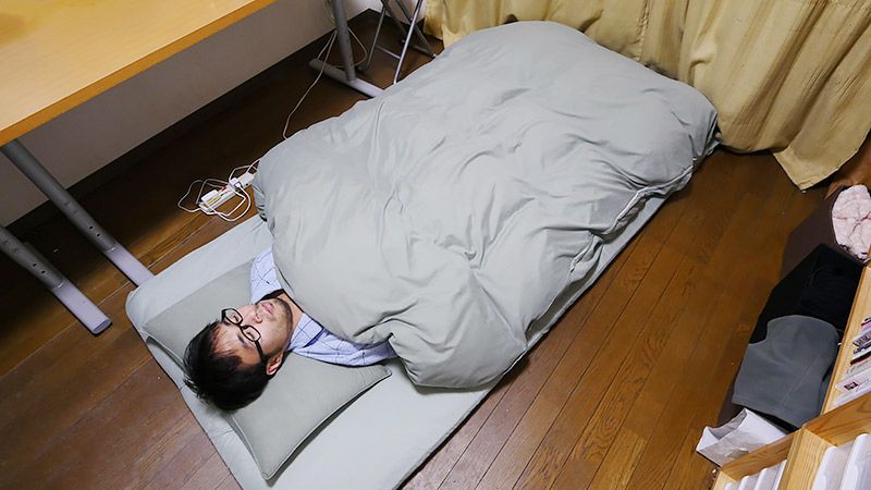 布団に横になる地主