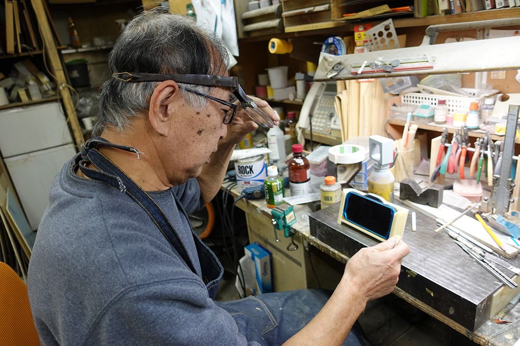 TORQUEベルト制作中の「ワークス」代表 岩下正さん
