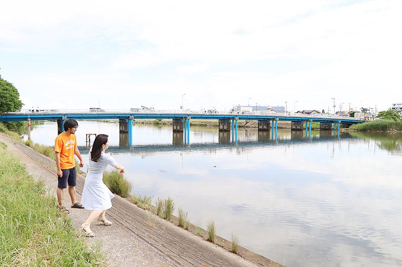中川の土手で水切りをする鶴あいかと地主恵亮