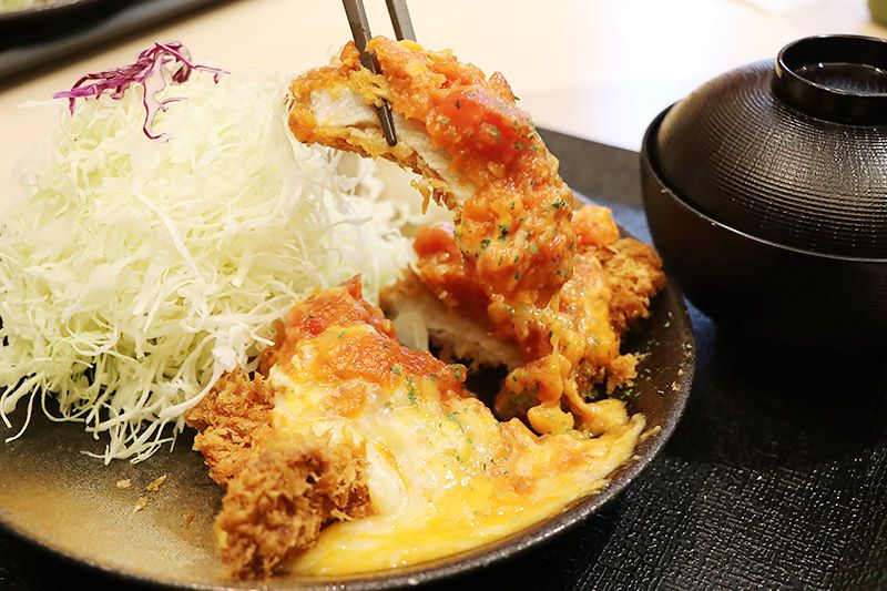 松乃家北小金店で鶴あいかが選んだチーズトマトロースかつ定食