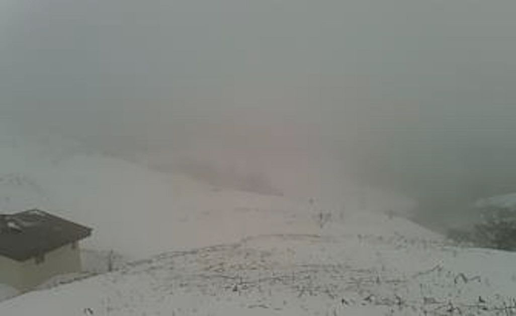 礼文島の基地局を見舞う爆弾低気圧に伴う吹雪