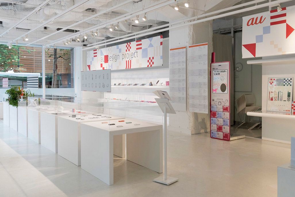 aDp15周年記念「ケータイの形態学 展」会場