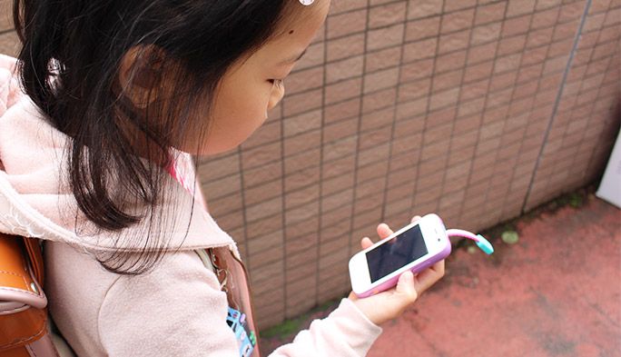 子どもに持たせるならキッズ向けケータイ？ スマホ？ それぞれの特長と安全な使い方