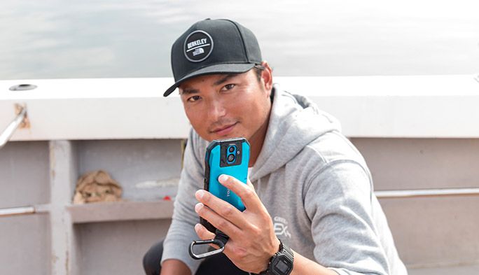 沢村賞投手の攝津正が登板! au『TORQUE G04』は過酷な海釣りに耐えられるのかを検証