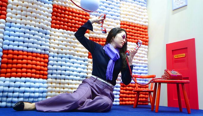 フォトジェニックの祭典に潜入! INFOBAR配色の部屋でインスタ映えを極める