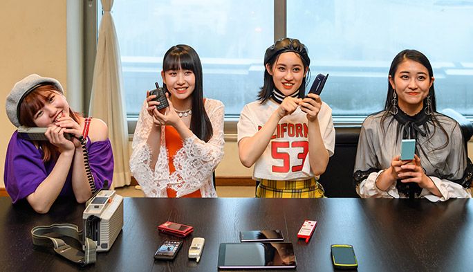 古い携帯電話を手に未来に想いを馳せるアンジュルム・和田彩花、佐々木莉佳子、笠原桃奈、竹内