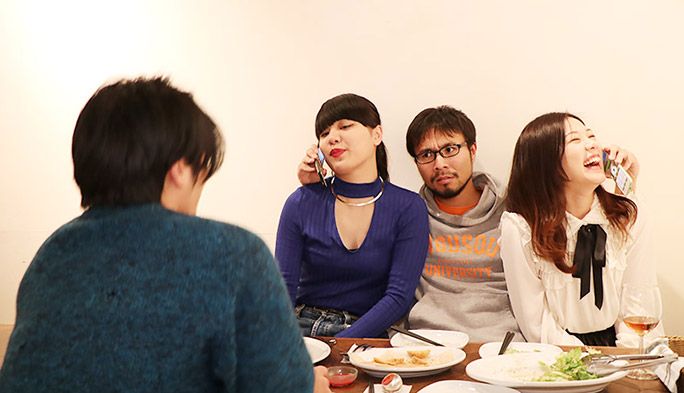 ガラホを使って合コンでモテるか検証する地主恵亮
